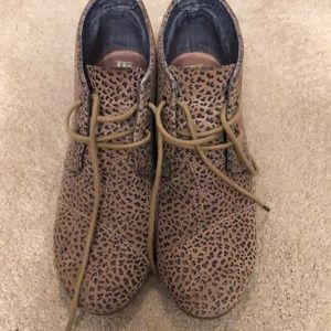 TOMS leopard wedge